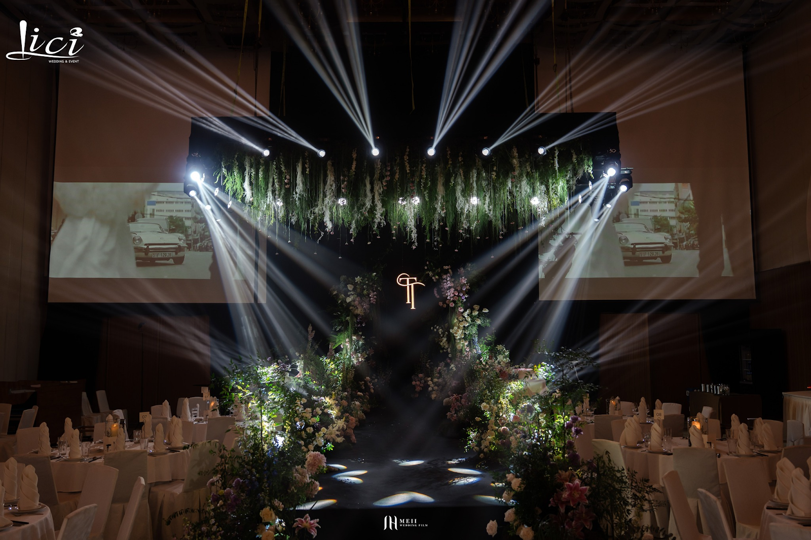 Trang Trí Trần Hoa Tiệc Cưới: Xu Hướng Sang Trọng Được Ưa Chuộng